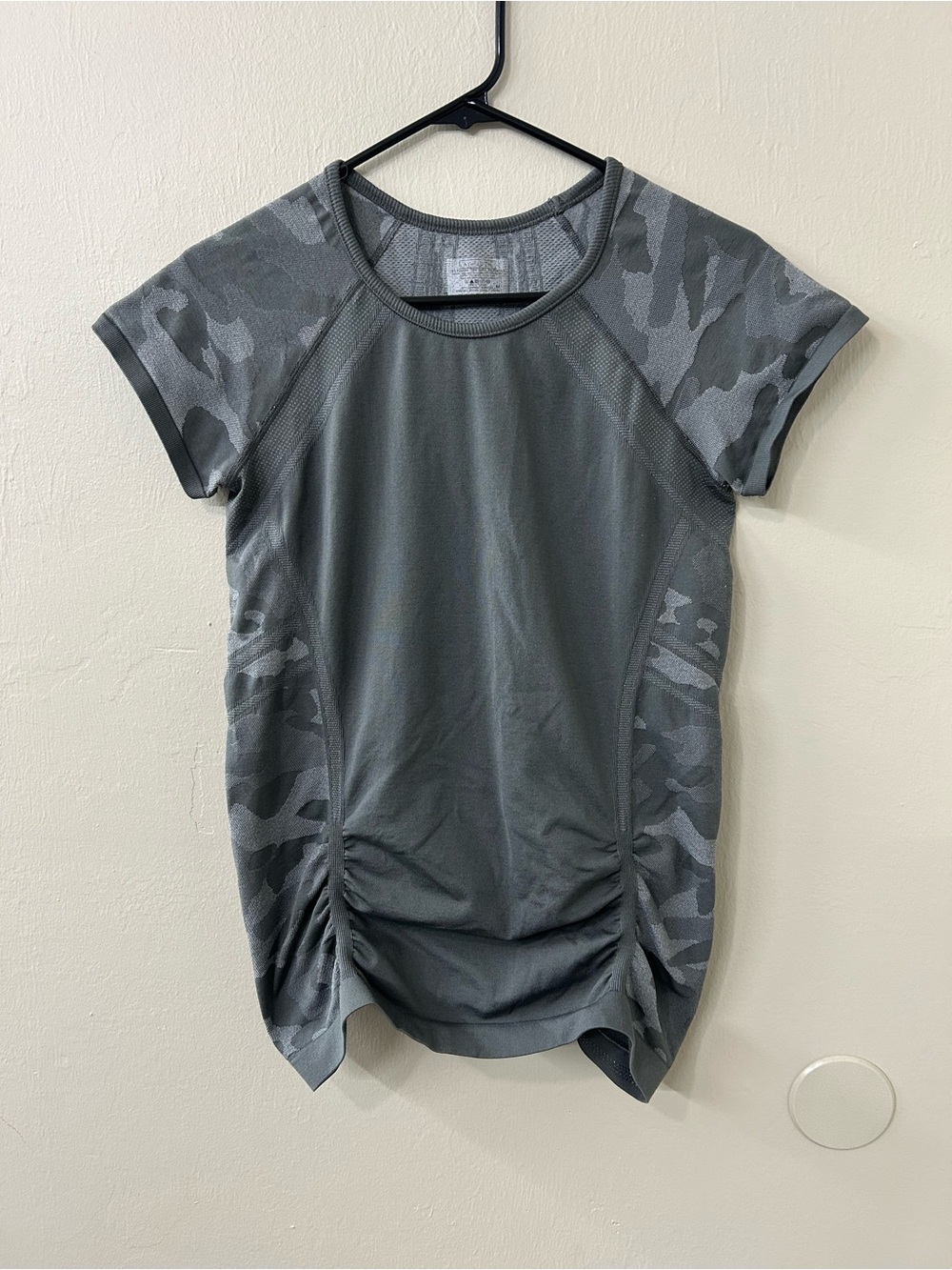 Athleta Women’s Short Sleeve Active Tee in Gray Camo Sz M